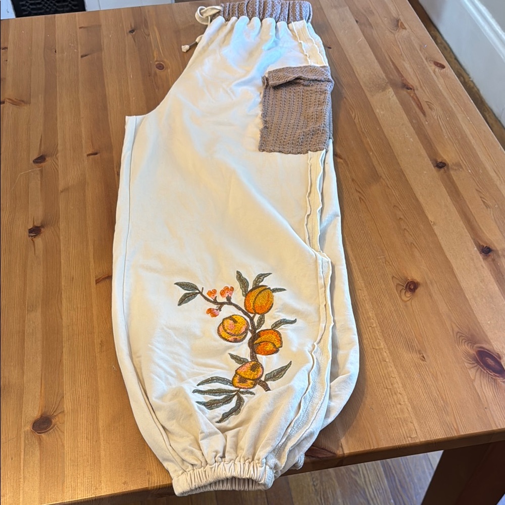 NEW! POL Cream and Orange Jogger Sweatpants with adorable Floral Design Size M - Picture 8 of 9